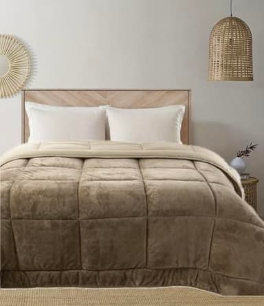 Trapunta Invernale Matrimoniale Imbottita in Morbida Microfibra da 540 gr/mq Tessuto Vellutato Piumino Caldo ad Effetto Flanellato Coperta Letto Invernale Misura 260x260 cm Mod. Velvet Colore Tortora