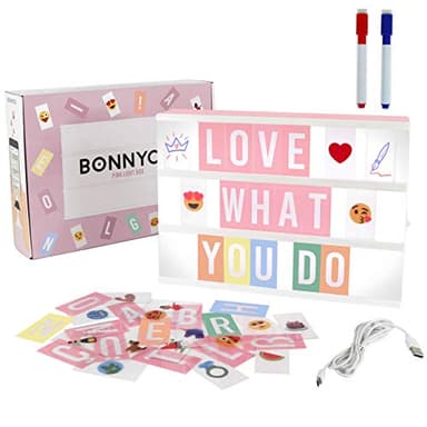 Light Box Rosa con 400 Lettere ed Emoji, 2 Pennarelli - BONNYCO | Lavagna Luminosa con Lettere, Idee Regalo Bambina, Ragazza e Donna per Compleanno Natale | Scatola Scritte Luminose Decorazioni Camera
