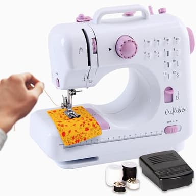 Crafts&Co® Macchina da cucire Principiante | Mini Macchina da cucire con 12 punti incorporati | Macchina da ricamo elettrica Overlock | Funziona a batteria o tramite adattatore | Bianco-viola