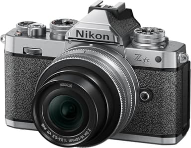 Nikon Z fc + NIKKOR Z DX 16-50 VR SE + Lexar SD 64GB, Mirrorless DX 20.9 MP, ghiere di controllo, mirino elettronico, 4K, monitor angolazione variabile, argento [Nital Card: 4 Anni di Garanzia]